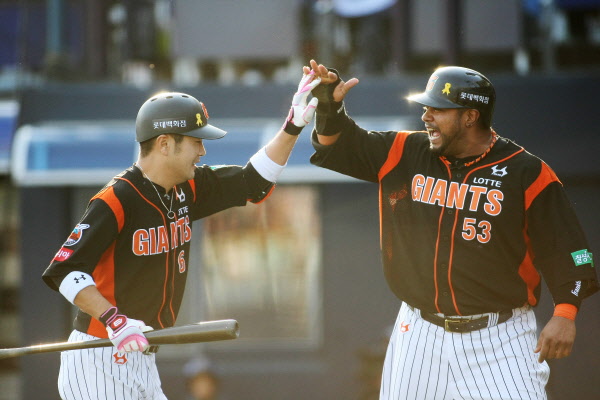 문규현의 기습번트로 득점한 히메네스